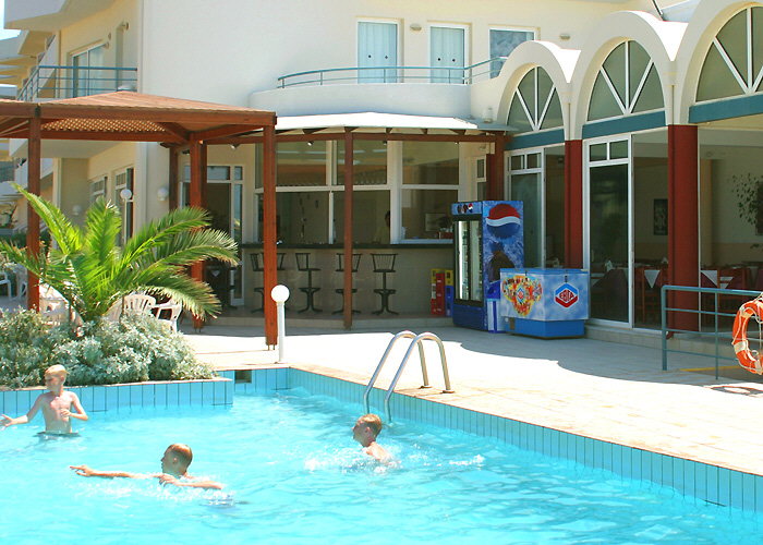 Swimmingpool, Bar und Restaurant