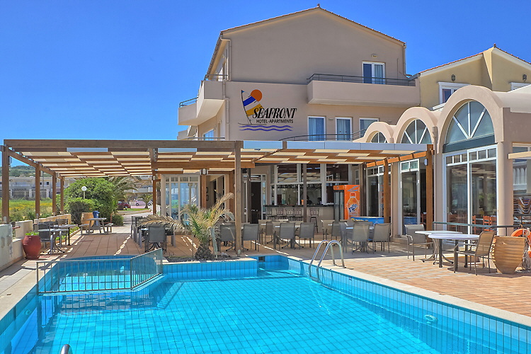 Restaurant, Terrasse und Swimmingpool