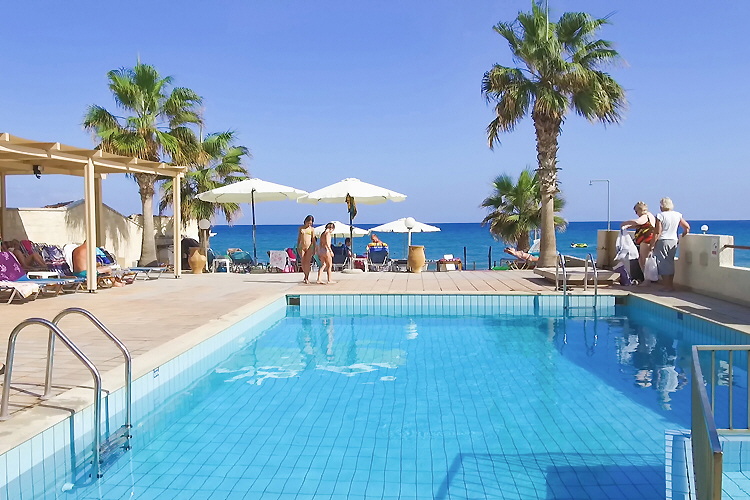 Swimmingpool und Meerblick
