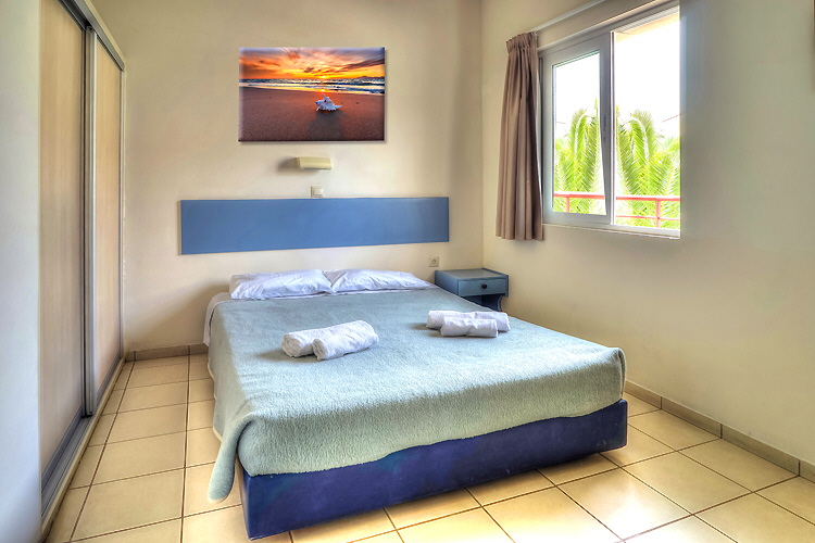Wandschrank und Doppelbett