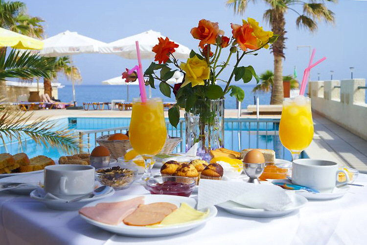 Fr&uuml;hst&uuml;ck am Pool