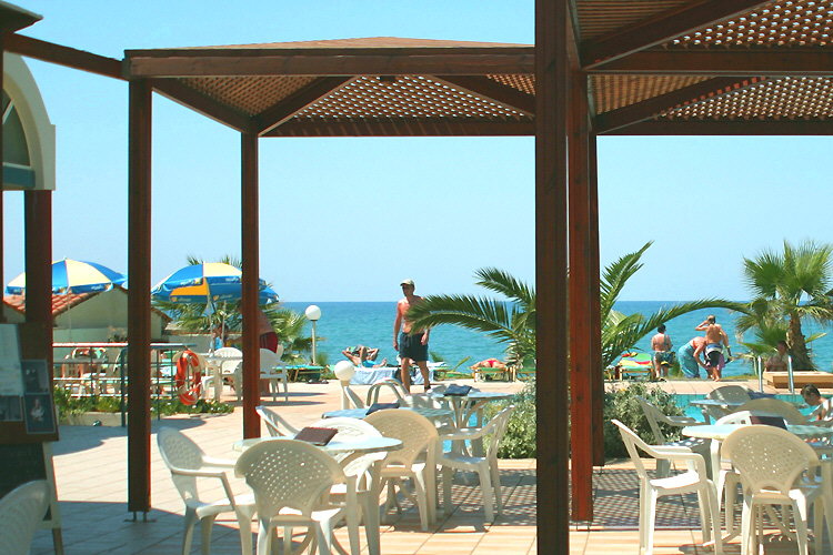 Terrasse und &Auml;g&auml;isches Meer