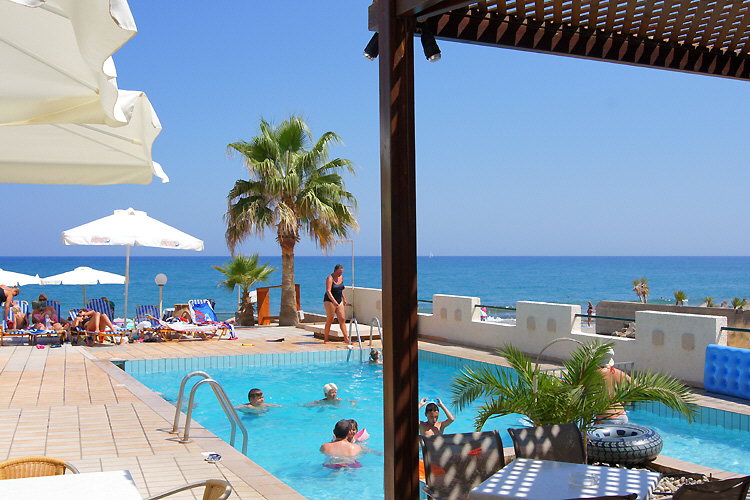 Swimmingpool und &Auml;g&auml;isches Meer