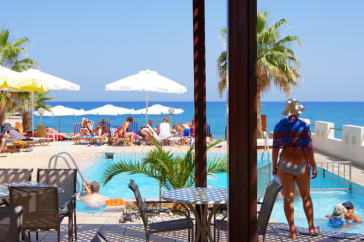Swimmingpool und &Auml;g&auml;isches Meer