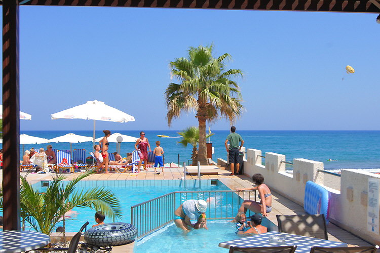 Swimmingpool und &Auml;g&auml;isches Meer