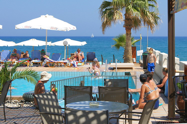 Swimmingpool und &Auml;g&auml;isches Meer