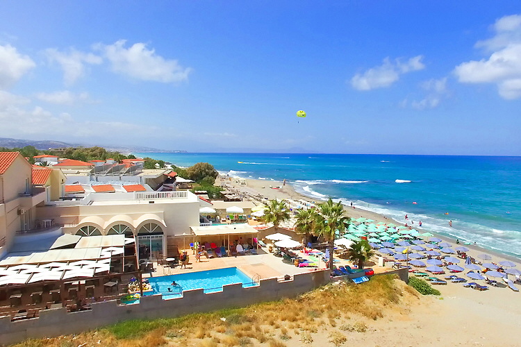Swimmingpool und Strand